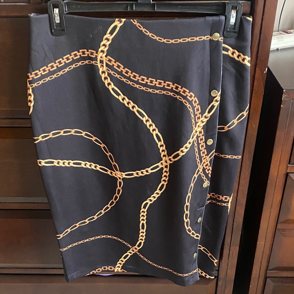 BOLD elements Black Midi Skirt with Gold Chain Print